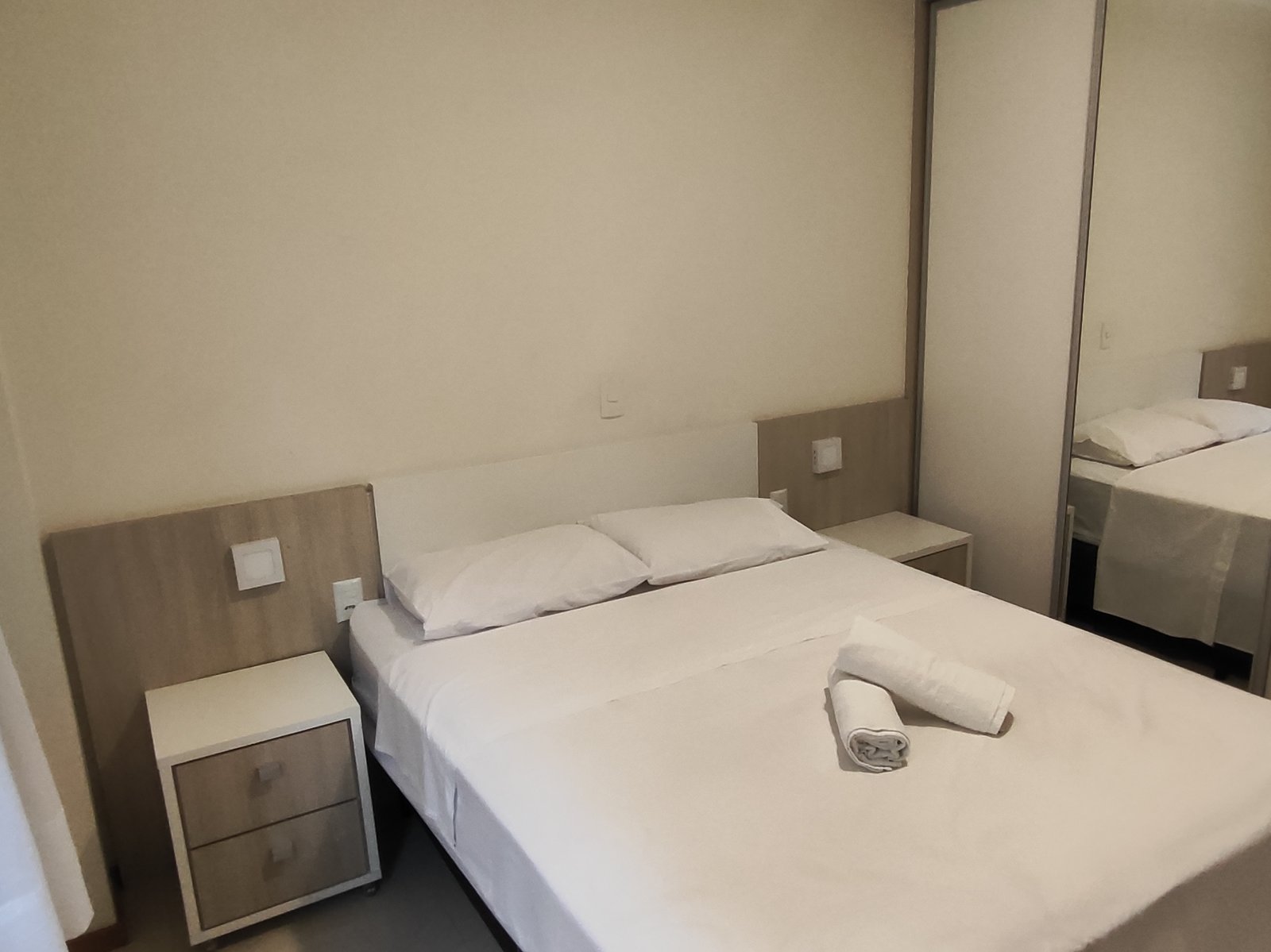 Quarto com cama de casal