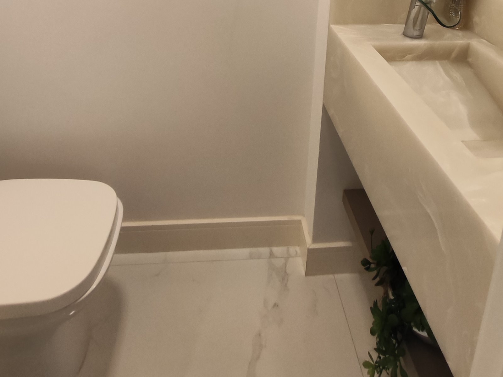 Lavabo em mármore com bancada esculpida