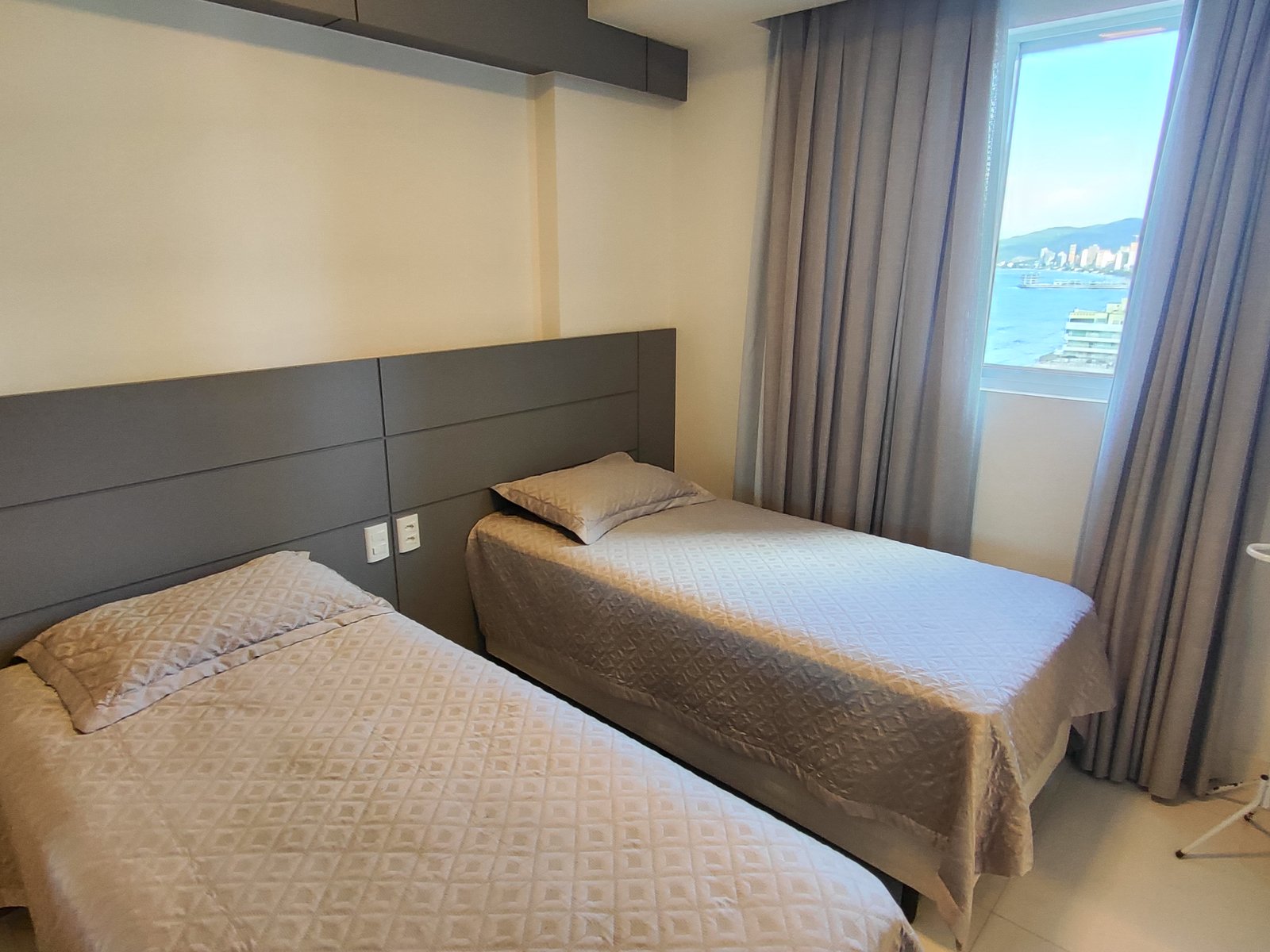 Suíte com cama de casal e colchão extra de solteiro