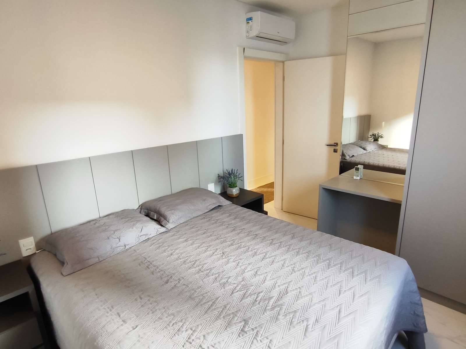 Suíte com cama de casal e colchão extra de solteiro