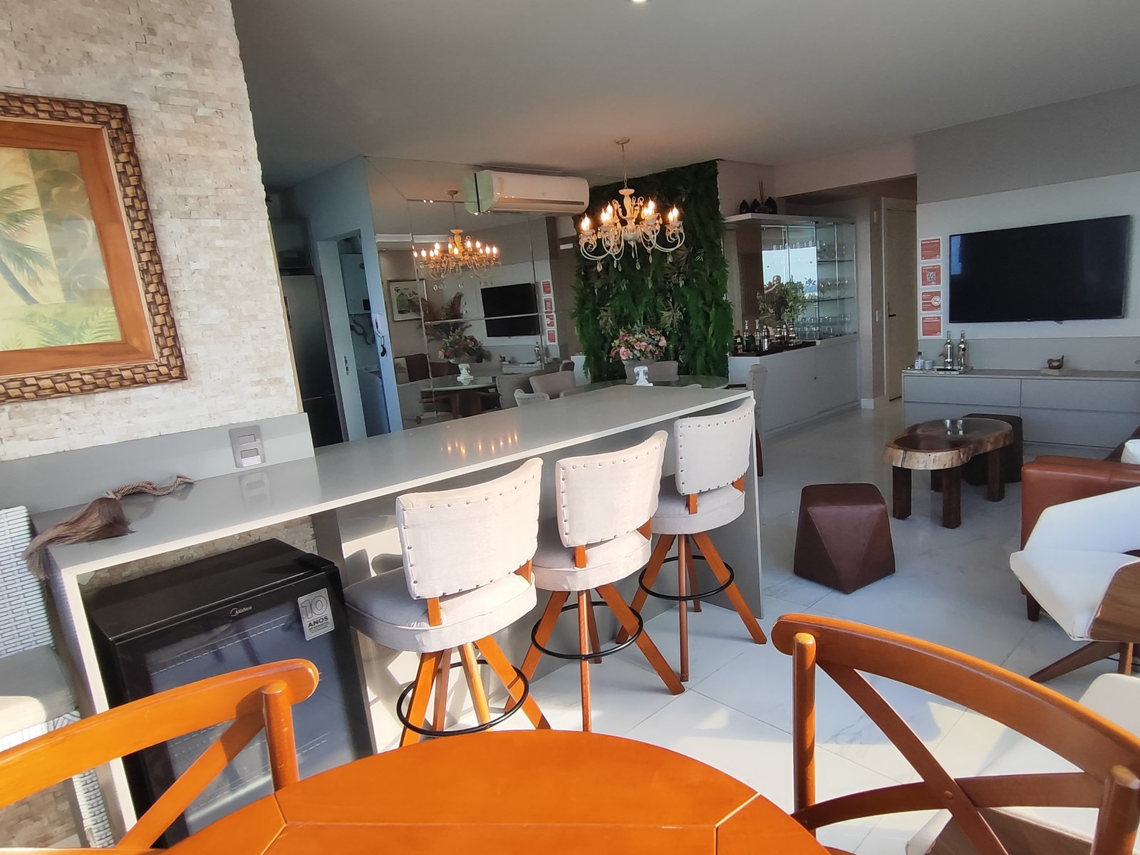 Bar com banquetas integrado à sala de estar