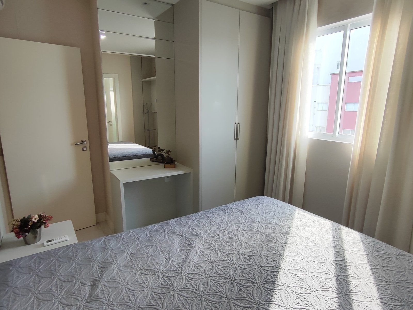 Suíte com cama de casal e vista para o mar