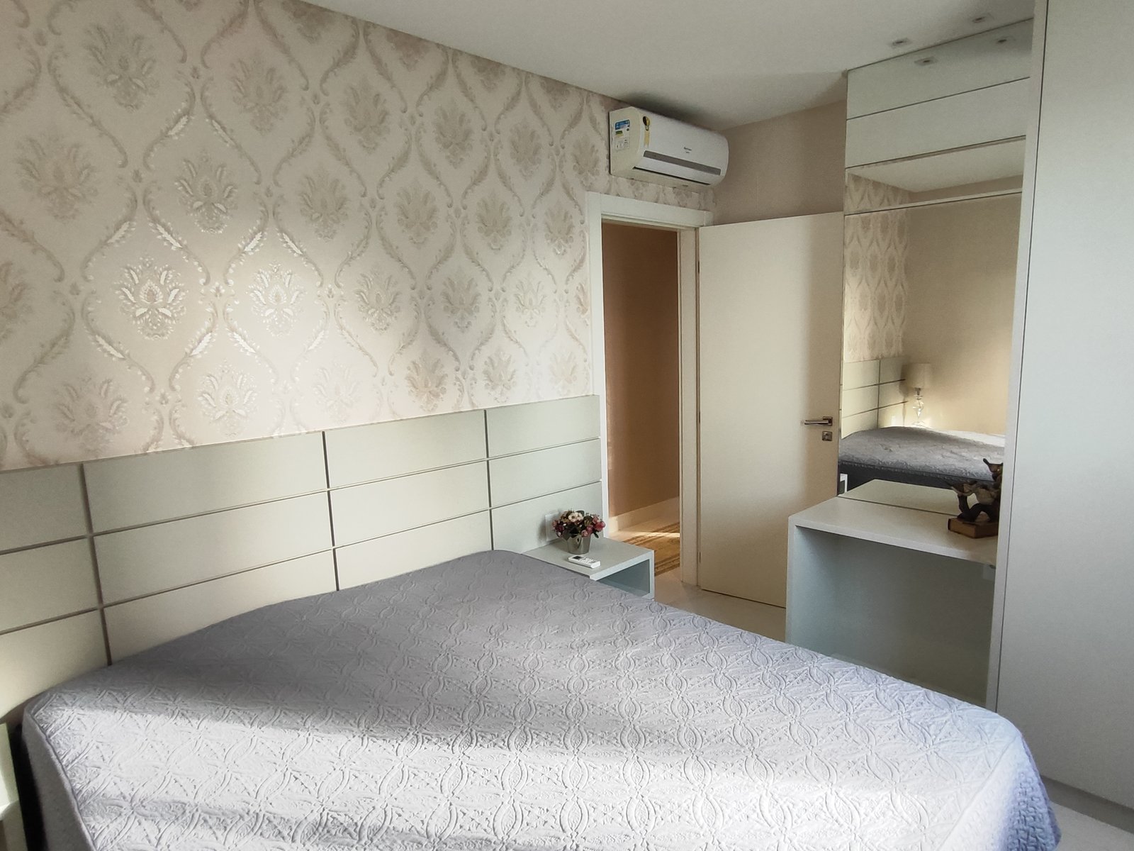 Suíte com cama de casal e closet