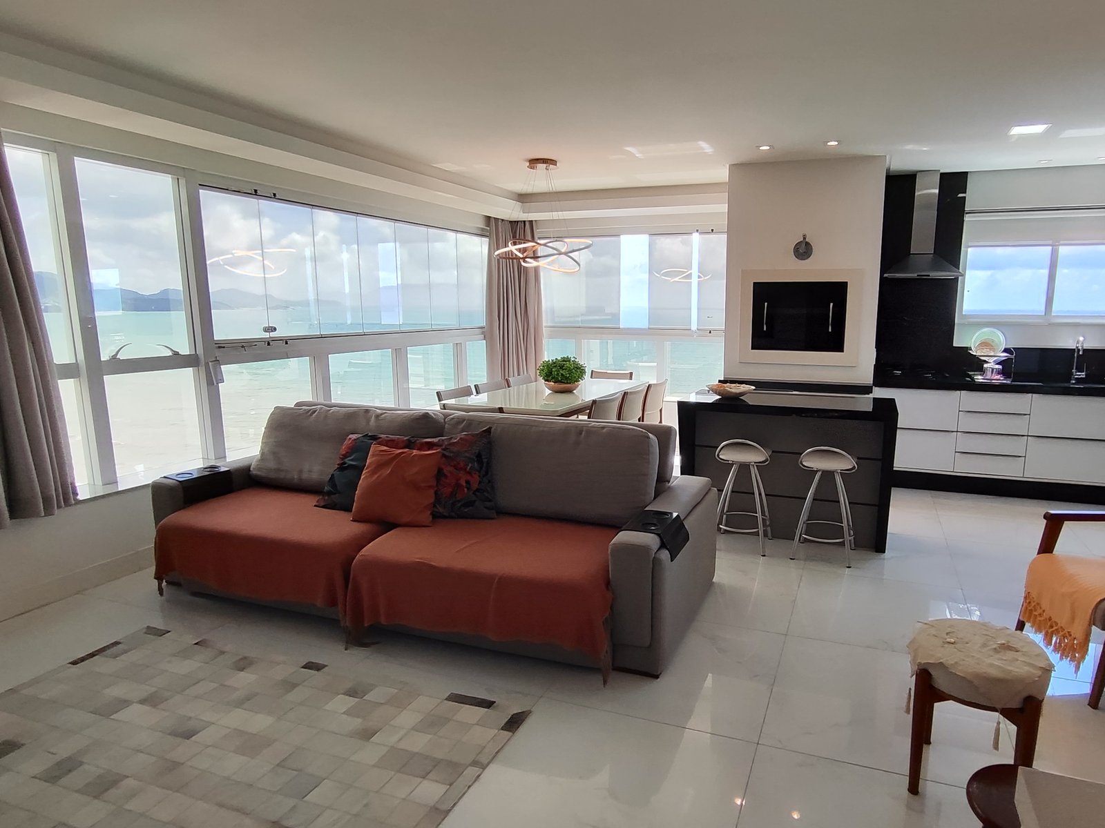 Sala integrada com vista pro mar do Royal 1601