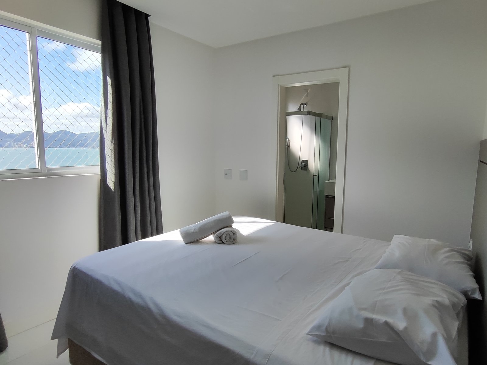 Suíte com cama de casal e banheiro próprio