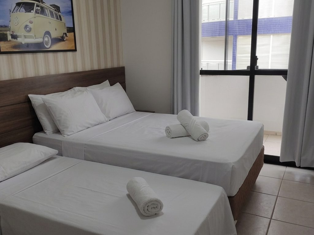 Quarto com cama de casal e cama de solteiro