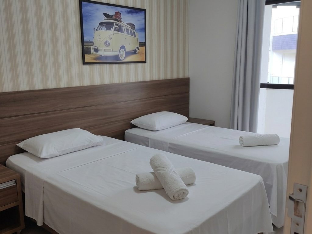 Quarto com duas camas de solteiro