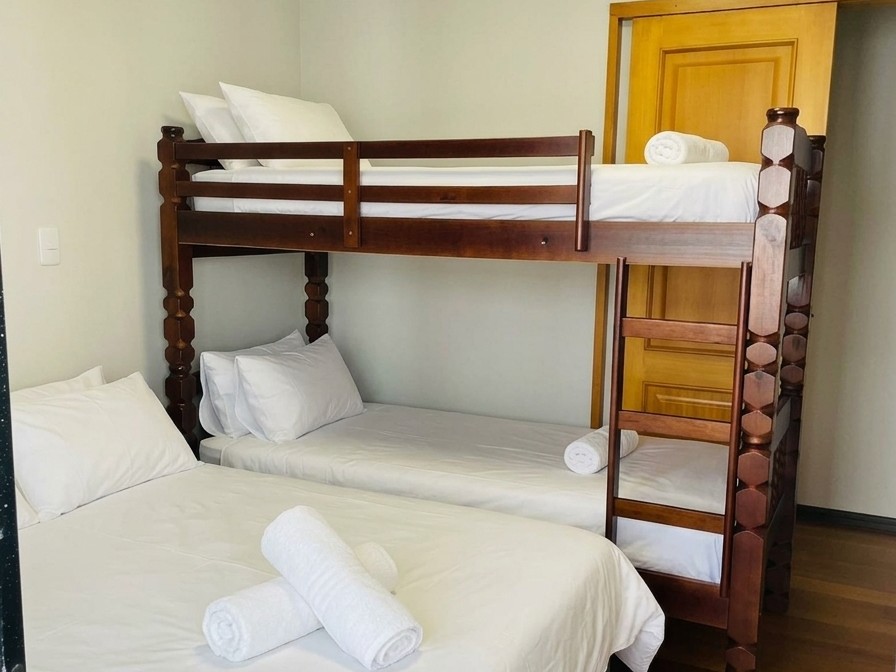 Quarto com beliche de madeira