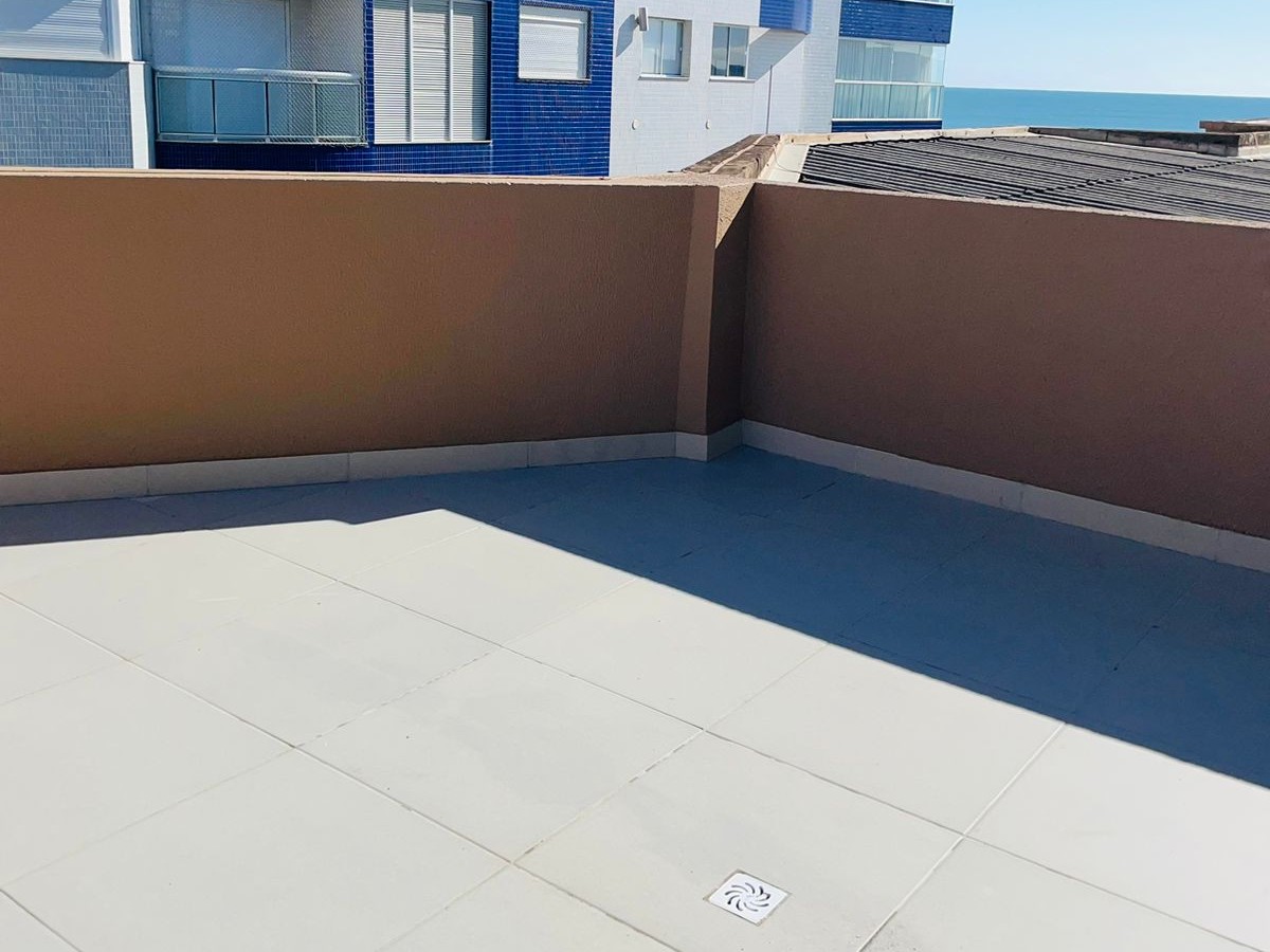 Deck aberto do terraço com vista panorâmica dos prédios ao redor
