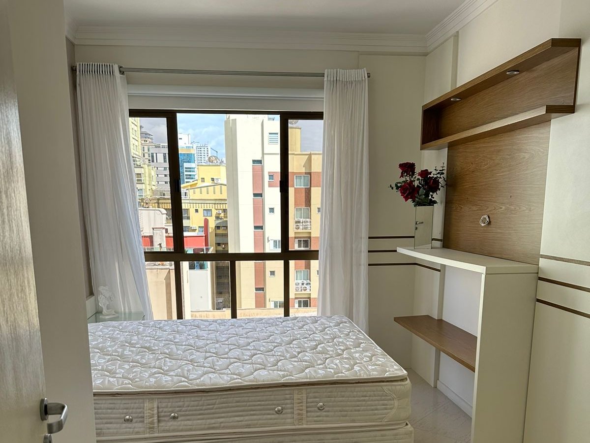 Suíte com cama de casal, nicho e escrivaninha embutidos