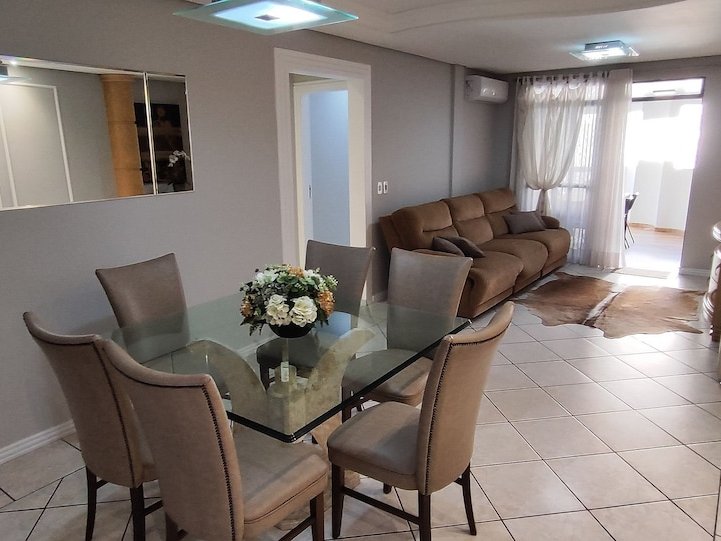 Sala de estar integrada à sala de jantar